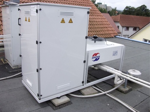 Bild 1: Der von der Wilhelm Schriefer GmbH gebaute Solekühler auf dem Dach 
der Stadtverwaltung Lübbecke.
