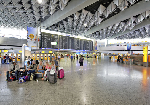 Über die Empfangshalle des Terminals 1 reisen täglich mehrere Zehntausend 
Passagiere in alle Welt.
