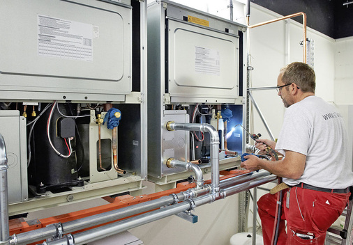 Roland Heinrich, Meister bei W+W Kälte- und Klimaanlagenbau GmbH, bei der 
Montage an einer wassergekühlten Direktverdampfereinheit.
