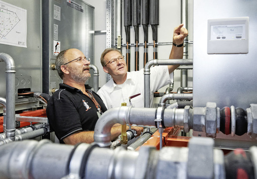 Rolf Wiesinger (l.), Geschäftsführer der W+W Kälte- und Klimaanlagenbau 
GmbH, und Thomas Schmidt, Regionalleiter Frankfurt bei Mitsubishi Electric 
LES, bei einer Funktionsprüfung der ersten betriebsfertigen Anlage.
