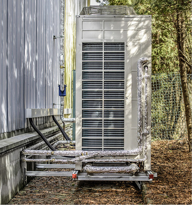 Insgesamt zwei Verbundkälteanlagen ZEAS von Daikin mit einer 
Gesamtkühlleistung von 60 kW wurden im Außenbereich des Betriebs 
installiert.

