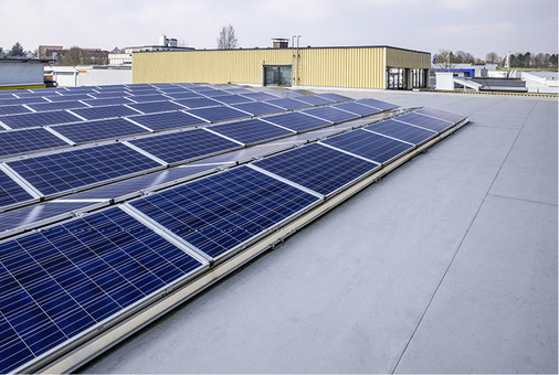 Eine 40-kWp-Photovoltaikanlage versorgt die Kälteanlagen mit Strom. Das 
Besondere: Überschüssige Energie wird in Form von Kälte gespeichert.

