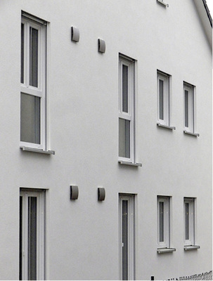 Die Edelstahl-Außenfassade des Lüfters EcoVent Verso fügt sich 
formschön in die Architektur der Gebäude ein.

