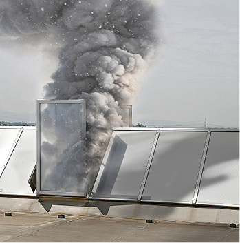 
Rauchabzugsgeräte werden bereits in der Brandentstehungsphase geöffnet und 
leiten Rauch und Hitze zuverlässig nach außen ab.

 - © Bilder: FVLR

