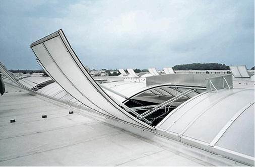 In Dachlichtern integrierte Rauchabzugsgeräte erfüllen die Anforderungen 
der Brandschutzbehörden.


