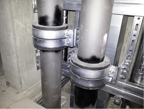 Die bei Steigleitungen erforderliche hohe Kraftübertragung wird durch einen 
Stahl-Anschweißring am Rohr ermöglicht, der bauseits angeschweißt wird – 
daher die nachträgliche Beschichtung am Rohr.

