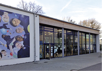 Die Mehrzweckhalle der IBIS-School in Bonn


