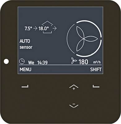 Das intuitive Display des Lüftungsgeräts ComfoAir Q bietet eine 
Echtzeit-Anzeige zu allen relevanten Betriebsdaten. Sie kann sowohl über den 
klassischen 3-Stufen-Schalter als auch über eine App bedient werden und 
zeigt zudem rechtzeitig einen…
