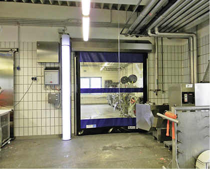 Kühl- und Kälteschleiersystem von AirGate-Plus in der fleischverarbeitenden 
Industrie (beleuchtete Säule links neben dem Tor)

