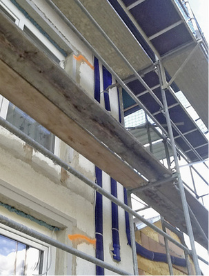 Hier ist das Lüftungsrohrsystem Maico FFS im Rahmen einer Gebäudesanierung 
auf der Außenwand verlegt und in der Gebäudedämmung integriert.

