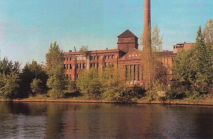 Berliner Eisfabrik von der Spree aus