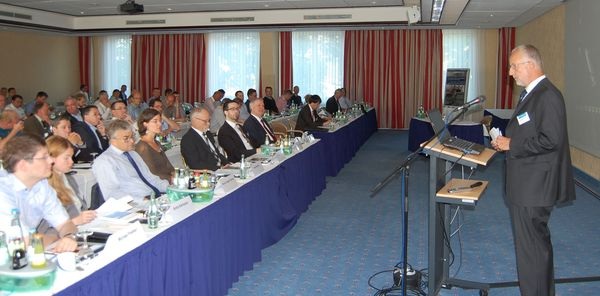 ZVKKW-Präsident und Moderator der KK-Fachtagung, Dr.-Ing. Harald Kaiser, konnte über 100 Teilnehmer in Darmstadt begrüßen.
