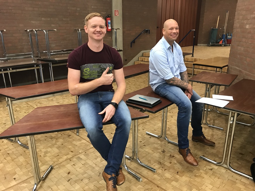 Die Referenten Jonas Linnemann (links) und Sven Lange auf Warteposition.