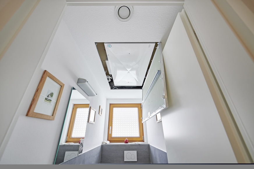 Das kompakte Lüftungsgerät mit Wärmerückgewinnung wurde in der abgehängten Zwischendecke positioniert, wo es durch die Klappe für Wartungszwecke oder den obligatorischen Filterwechsel einfach zu erreichen ist.