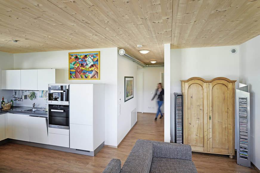 Die offen liegenden Lüftungskanäle (Mitte oben) aus Wickelfalzrohr verwirklichen ein ebenso klares wie unaufdringliches Design, das zusätzlich die originäre Funktion einer möglichst nicht hör- oder spürbaren Frischluftversorgung unterstützt.