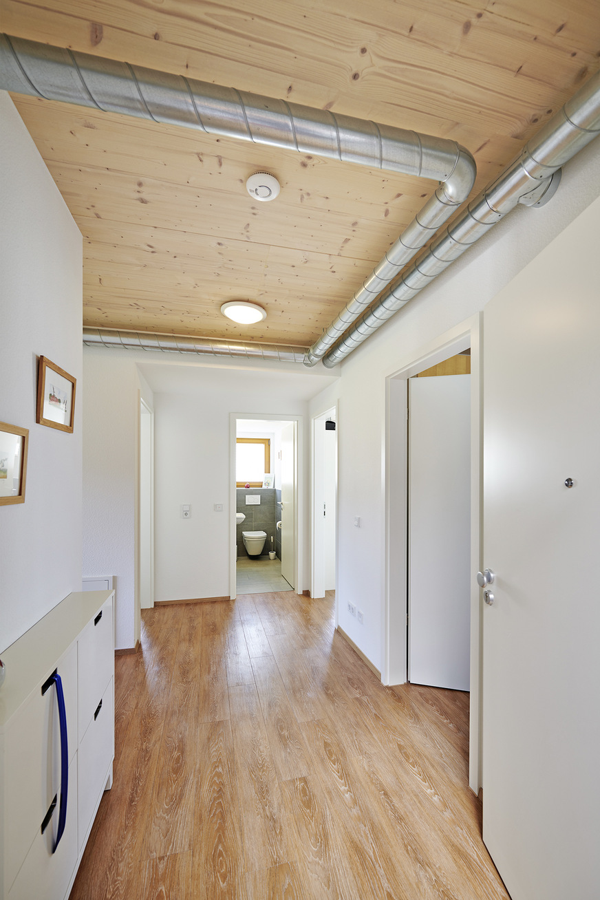 Vom Gäste-WC aus verzweigt sich die kontrollierte Wohnungslüftung durch den Hauptflur in die Wohn- und Nebenräume.