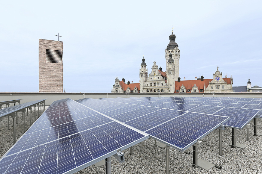 Auf dem Dach der Propsteikirche produziert eine 54-kWp-PV-Anlage umweltfreundlichen Strom.