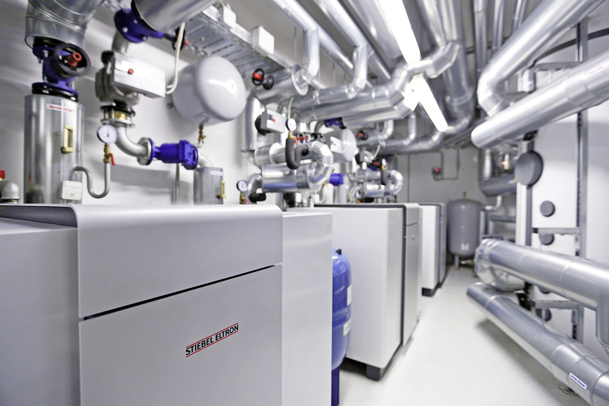 Drei Großwärmepumpen WPF 52 machen die Wärme aus dem Erdreich nutzbar.