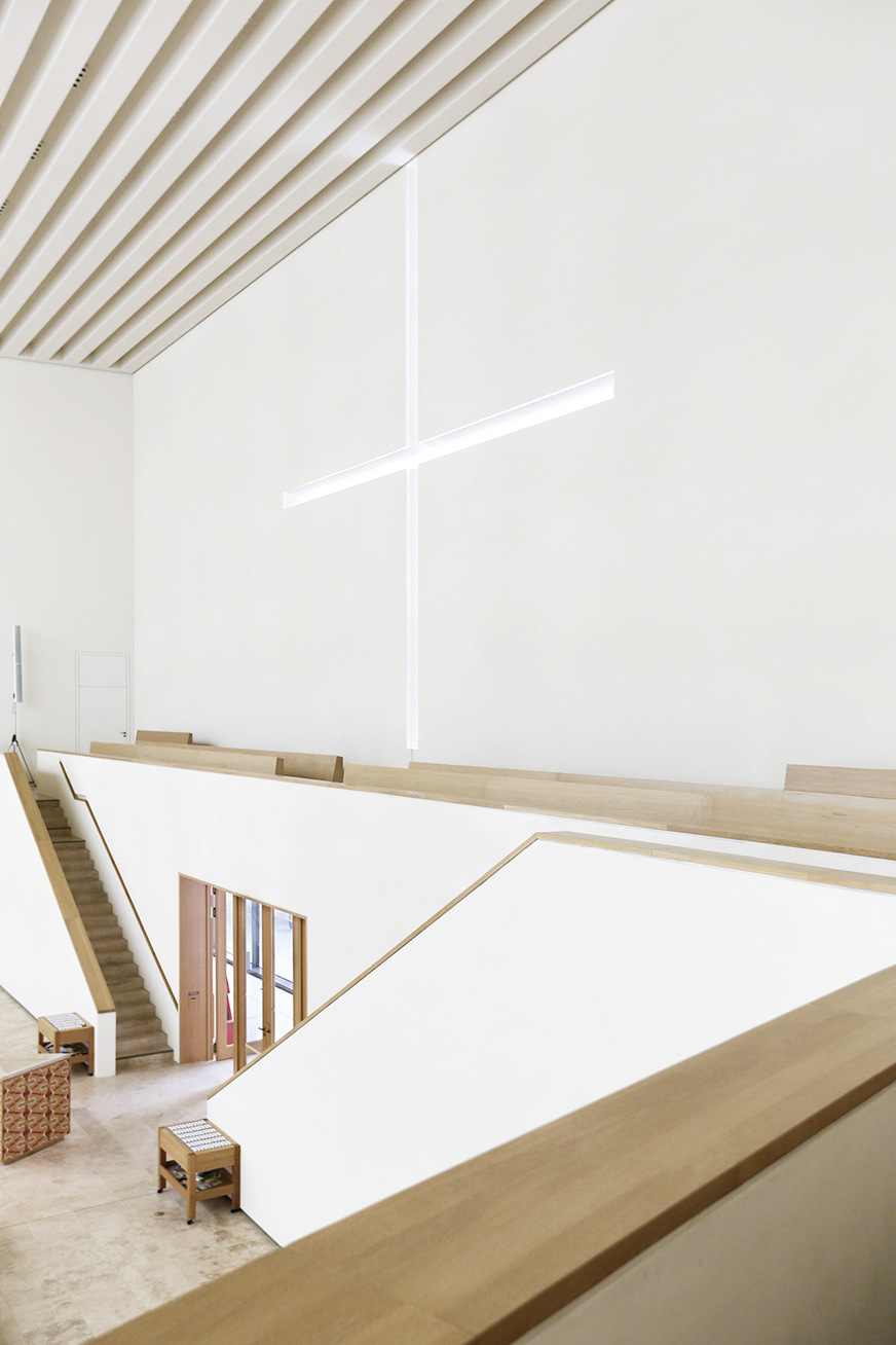 Unter dem Einfluss von Licht entsteht im Kirchenraum eine eindrucksvolle Atmosphäre.