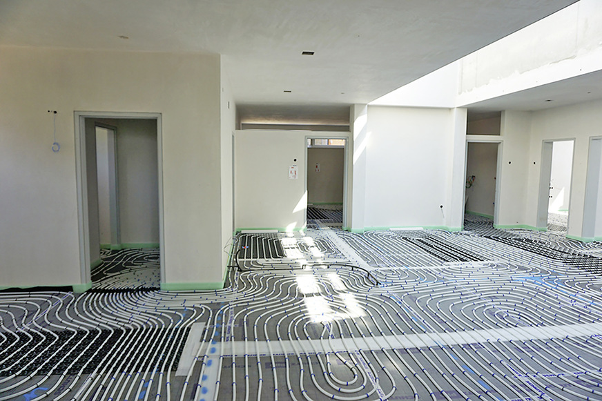 Das Komplettsystem Airconomy für die Frischluftversorgung im Ärztezentrum kombiniert eine kontrollierte Lüftungsanlage mit Wärmerückgewinnung und eine Warmwasser-Fußbodenheizung mit integrierter Kühlfunktion.