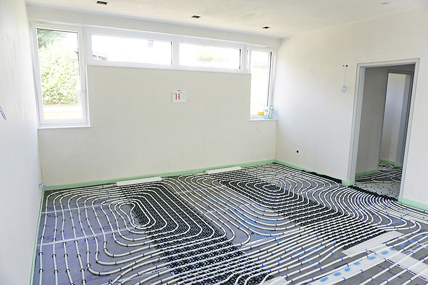 Die Luftverteilung vom Haustechnikraum in die einzelnen Räume erfolgt sternförmig im Bodenaufbau. Die gefilterte, frische Luft strömt dabei unter den Heizrohren der Fußbodenheizung entlang.