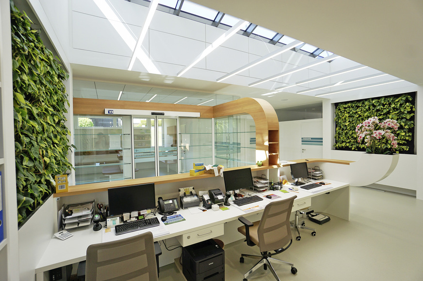 Im Empfangsbereich des Ärztezentrums verschmelzen Architektur und Mobiliar zu einem organischen Ganzen.