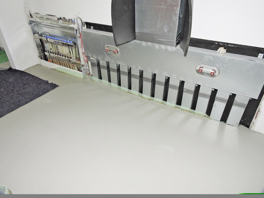 Die Module der Verteilerstation für die Fußbodenheizung und die Luftverteilerstation konnten platzsparend integriert werden.