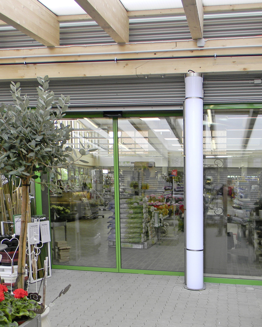 Klimatische Trennung zwischen Innen- und Außenbereich eines Gartenfachmarktes