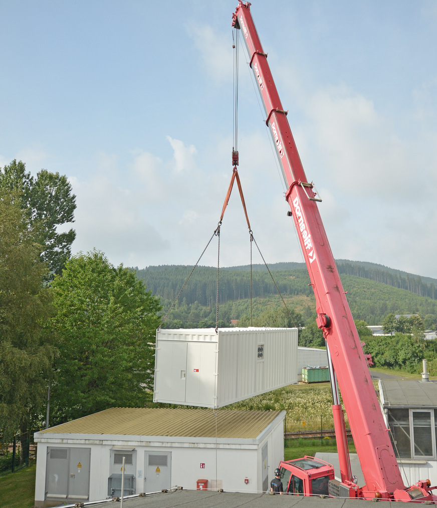 Da der Heizraum zu klein war, um sieben Adsorptionskältemaschinen aufzustellen, war die Vorgabe, die gesamte Kältetechnik in einem Container unterzubringen, der außerdem, bedingt durch die Aufstellung in einer Baulücke, Sondermaße haben musste.