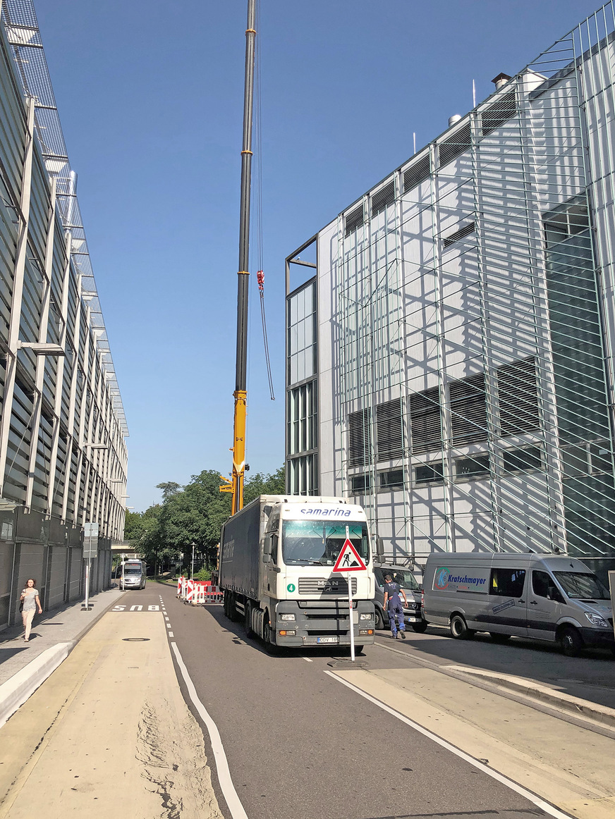Zum Transport der Kältemaschine aufs Dach waren umfangreiche Straßensperrungen erforderlich.