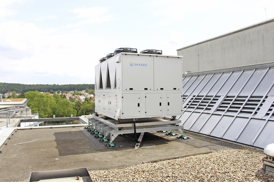 Der Propan-R290-Kaltwassersatz in Außenaufstellung