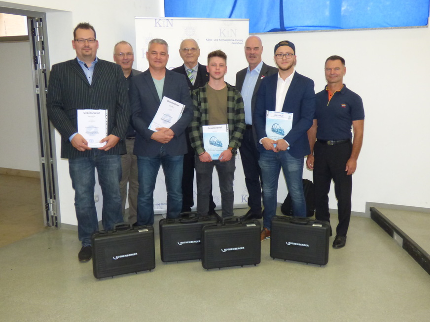 Vier Sieger (vorne) Stefan Brabender, Norbert Bleffert, Lukas Brenne, Lucas Strösser mit Offiziellen (hintere Reihe von links: Andreas Dümke (BBBK, Duisburg), Emil Esser (OM KIN), Heribert Baumeister (BIV), Viktor Stoda (HHEK, Bonn))