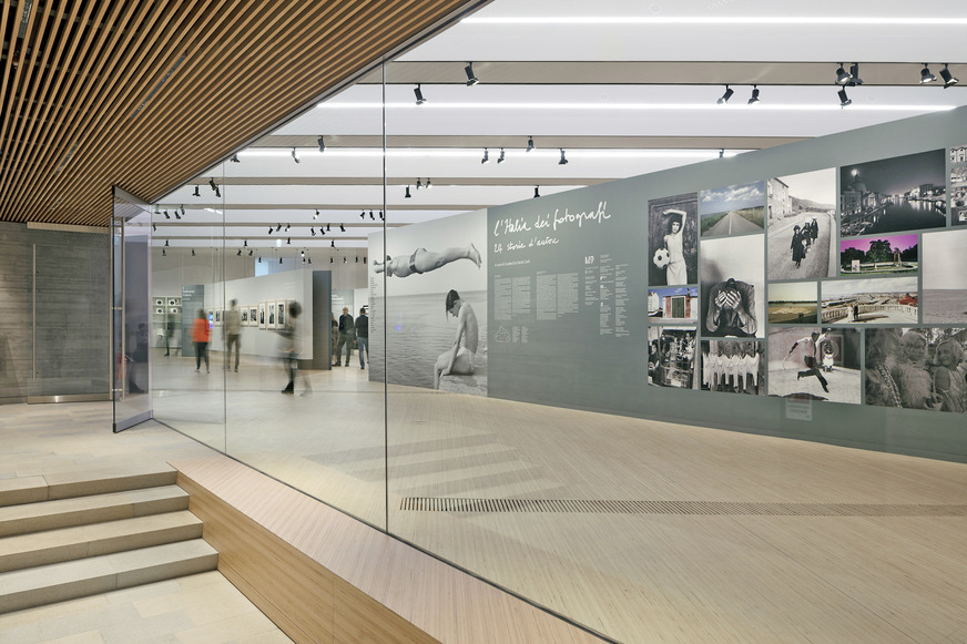 Im 1. und 2. Ober­geschoss wurden die Schlitzdurchlässe unauffällig in die linear angeordneten Lichtleisten eingebaut.