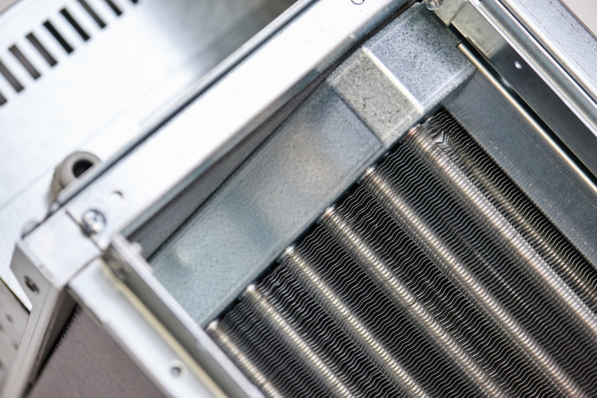 Blick auf den Wärmeübertrager des Gebläsekonvektors, der mit geringen Wasservorlauftempe­raturen auskommt.