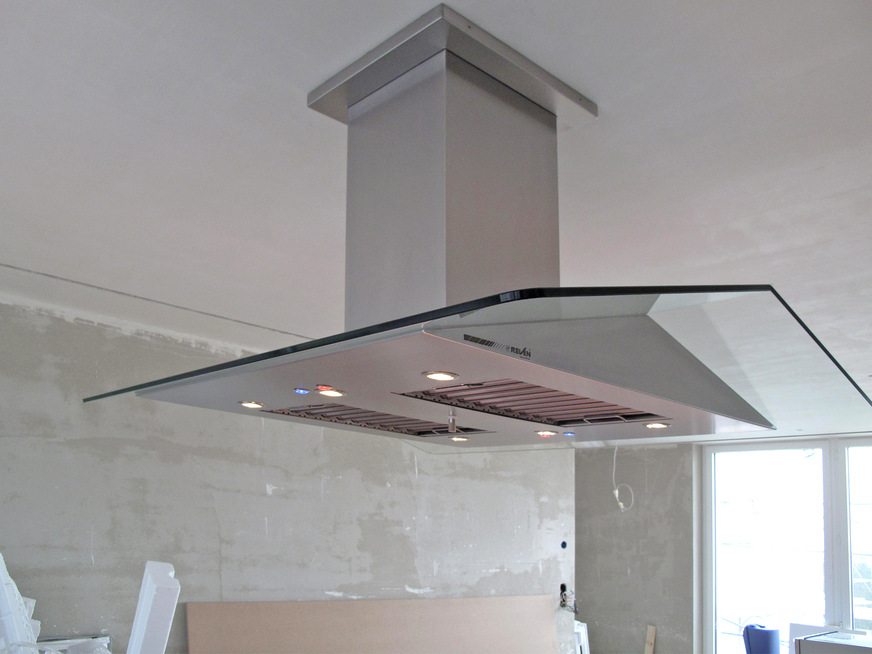 Buffethaube aus Glas und Edelstahl in einer Rotisserie