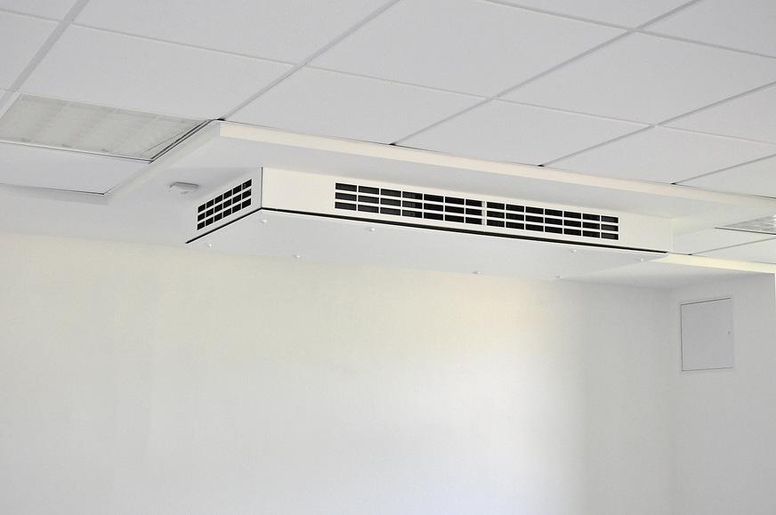 Ein zu zwei Dritteln teilintegriertes Gerät – diese Montageart bringt zusätzliche Platzersparnis.