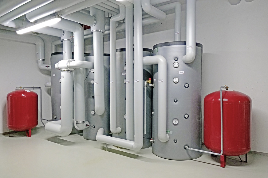 Zwei der Pufferspeicher versorgen die Fußbodenheizung.