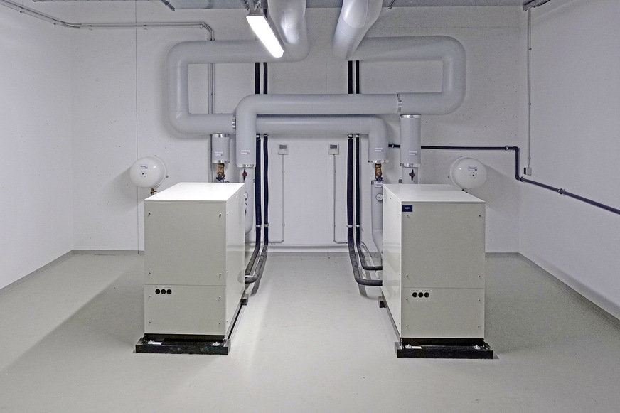 Der Übergang zwischen zwei Welten: Die Hydromodule übertragen die Wärme der ECOi-EX-VRF-Geräte in die Pufferspeicher der Fußbodenheizung.