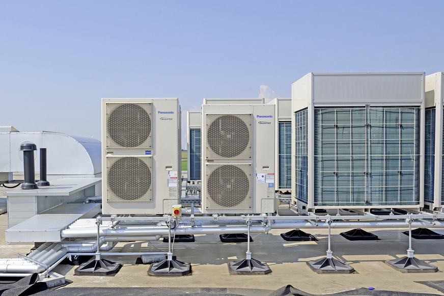 Die Panasonic PACi-Monosplit-Systeme übernehmen die Vorkonditionierung der Zuluft und kühlen die Serverräume – die ideale Ergänzung zu komplexen VRF-Anlagen.