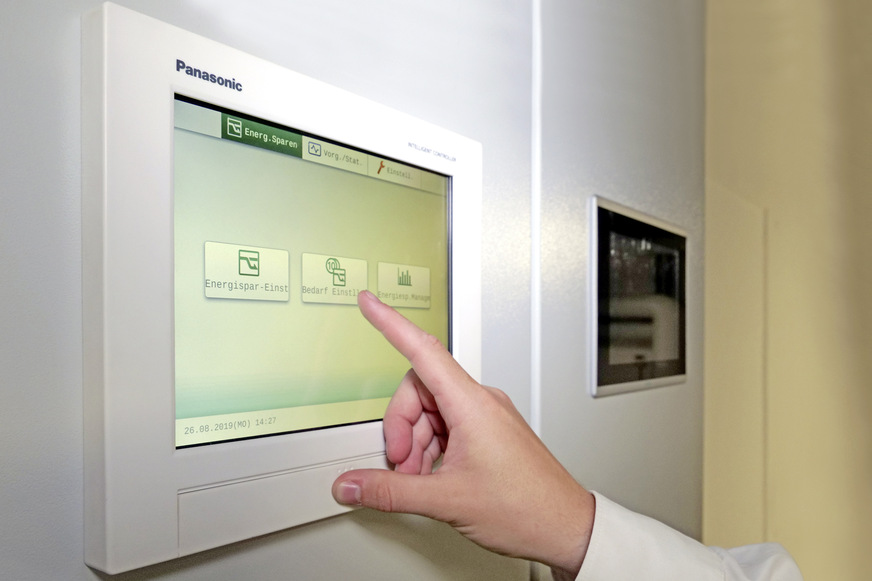 Das zentrale Steuergerät in Form eines modernen Touchpanels.