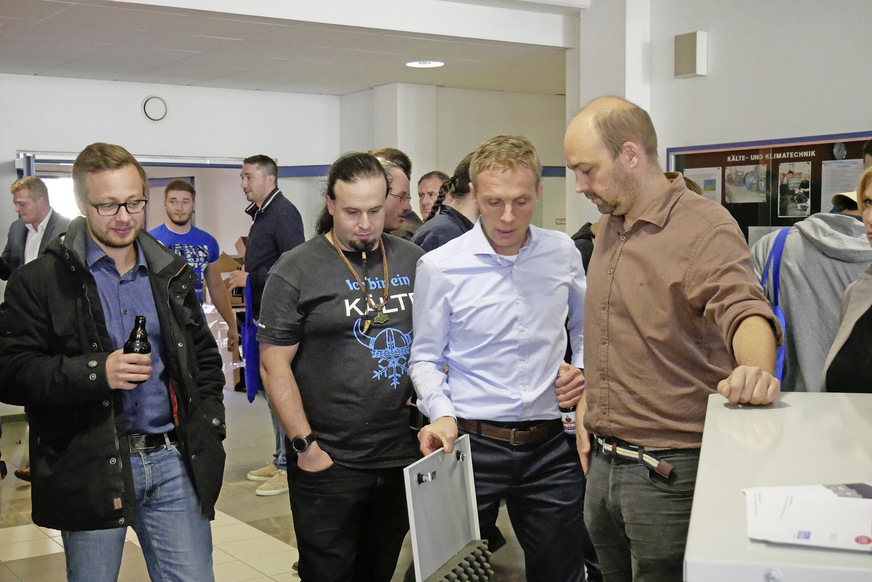 Torsten Irmisch (2. v. r.) von Fischer Kälte Klima erklärt „seine“ CO2-Anlage