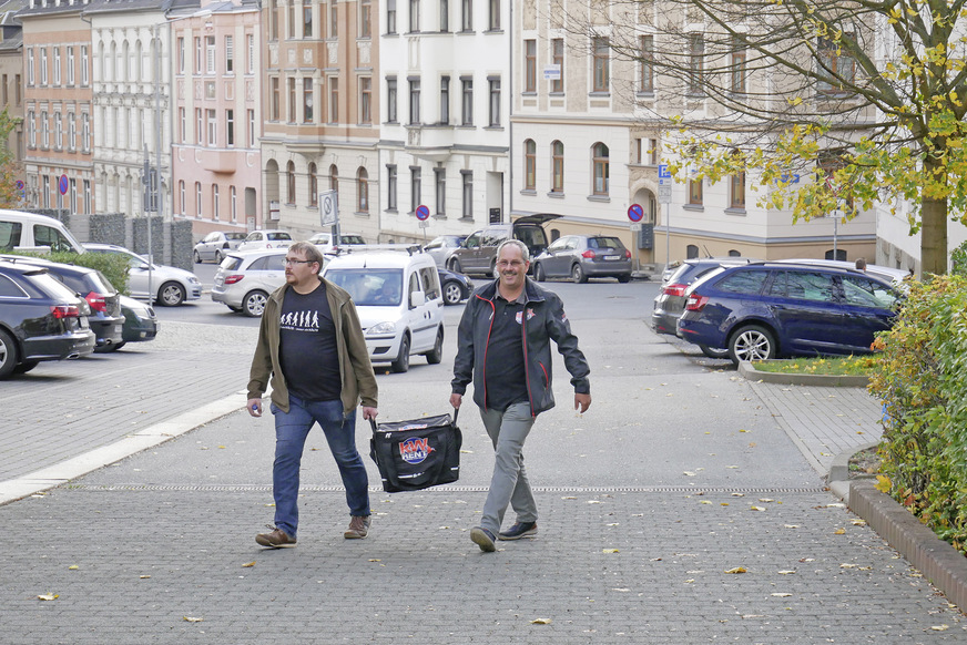 Zwei Kälten mit Bierkiste nach den Vorträgen