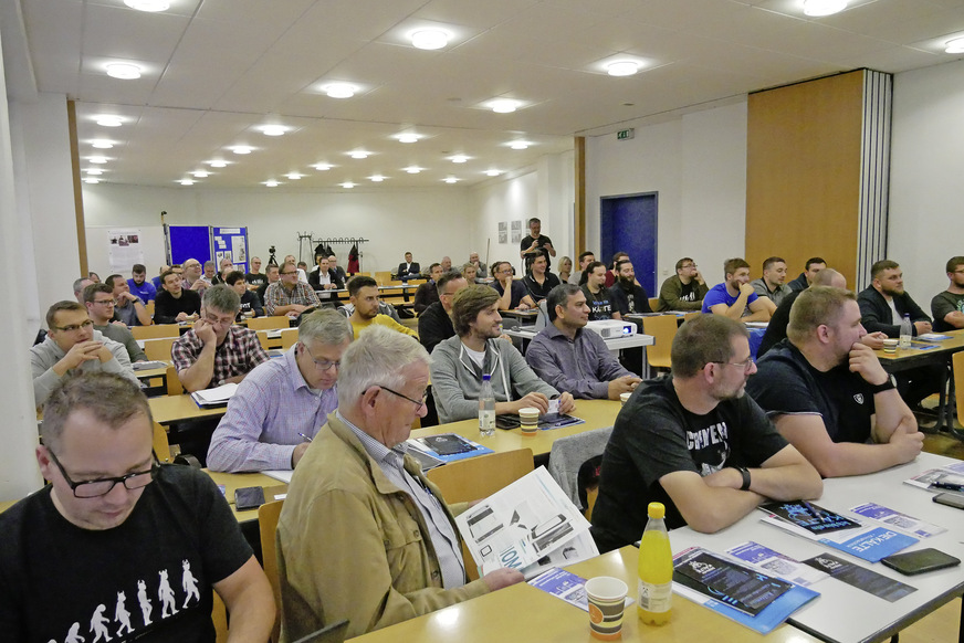 Der Raum ist knallevoll.