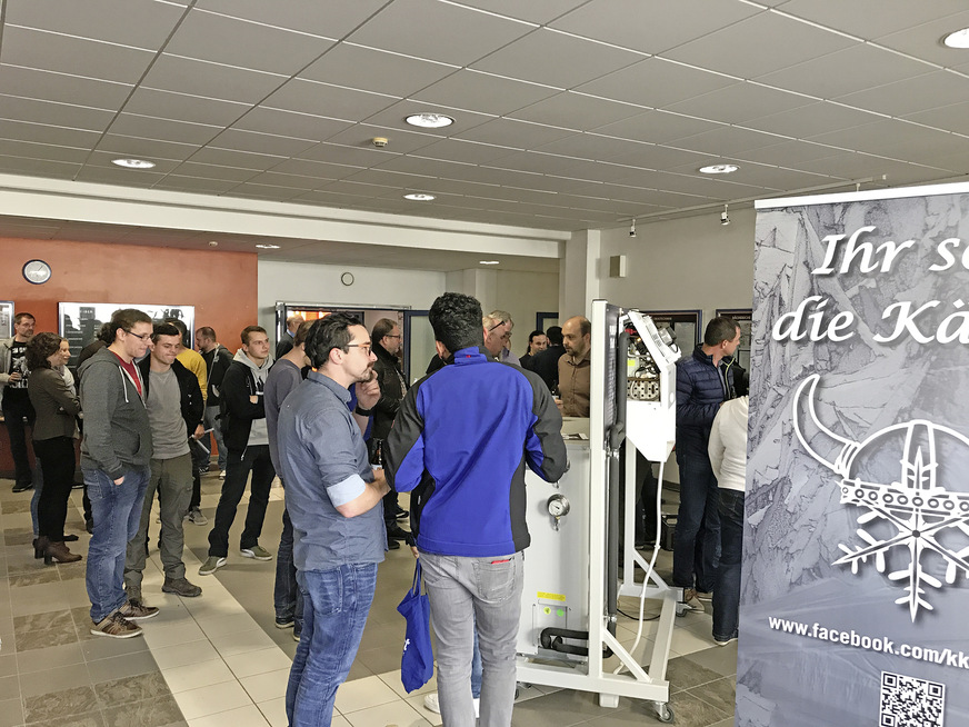 Die kleine „Hausmesse“ im Vorraum wurde intensiv zum Austausch genutzt.