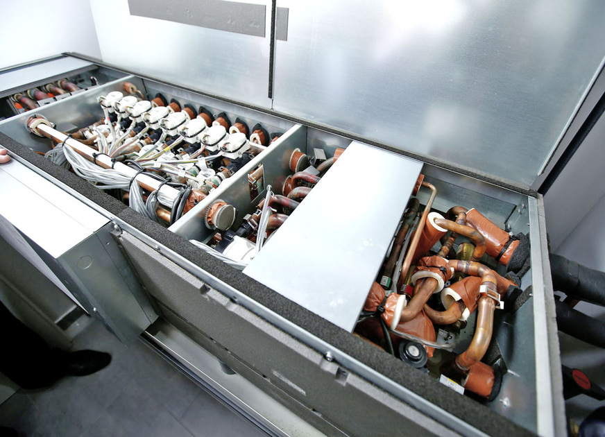 Ebenfalls um Produkte mit dem Kältemittel R32 hat Mitsubishi Electric sein HVRF-System erweitert. Das Kältemittel zirkuliert bei diesem System ­ausschließlich zwischen Außengerät und Hybrid-BC-Controller (im Bild), wodurch weniger Kältemittel als bei VRF-Systemen benötigt wird und sich zudem im Gebäudeinneren nur Wasser in den Kälteleitungen befindet.