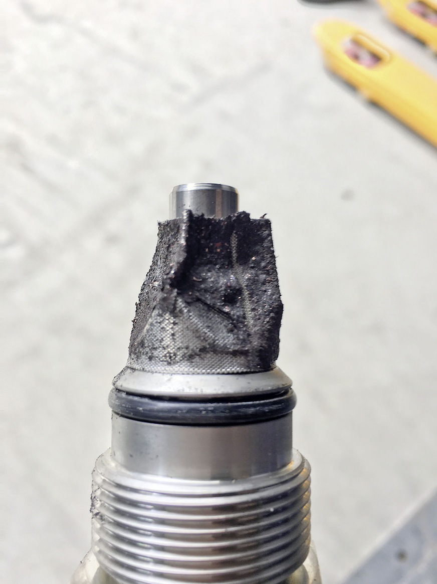 Stark verschmutztes, beschädigtes Sieb: Hier war der Druckabfall so hoch, dass das Sieb eingedrückt wurde. Eine Funktion des Ventils ist nicht mehr gegeben.