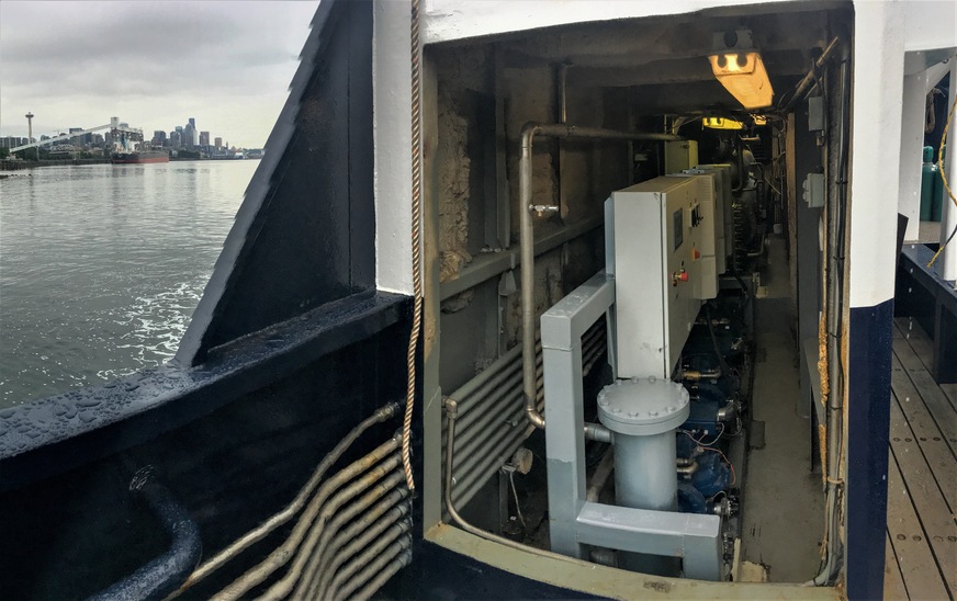 In der Kältezentrale ist gerade genug Platz, um neben dem Kaltwassererzeuger entlang zu gehen.