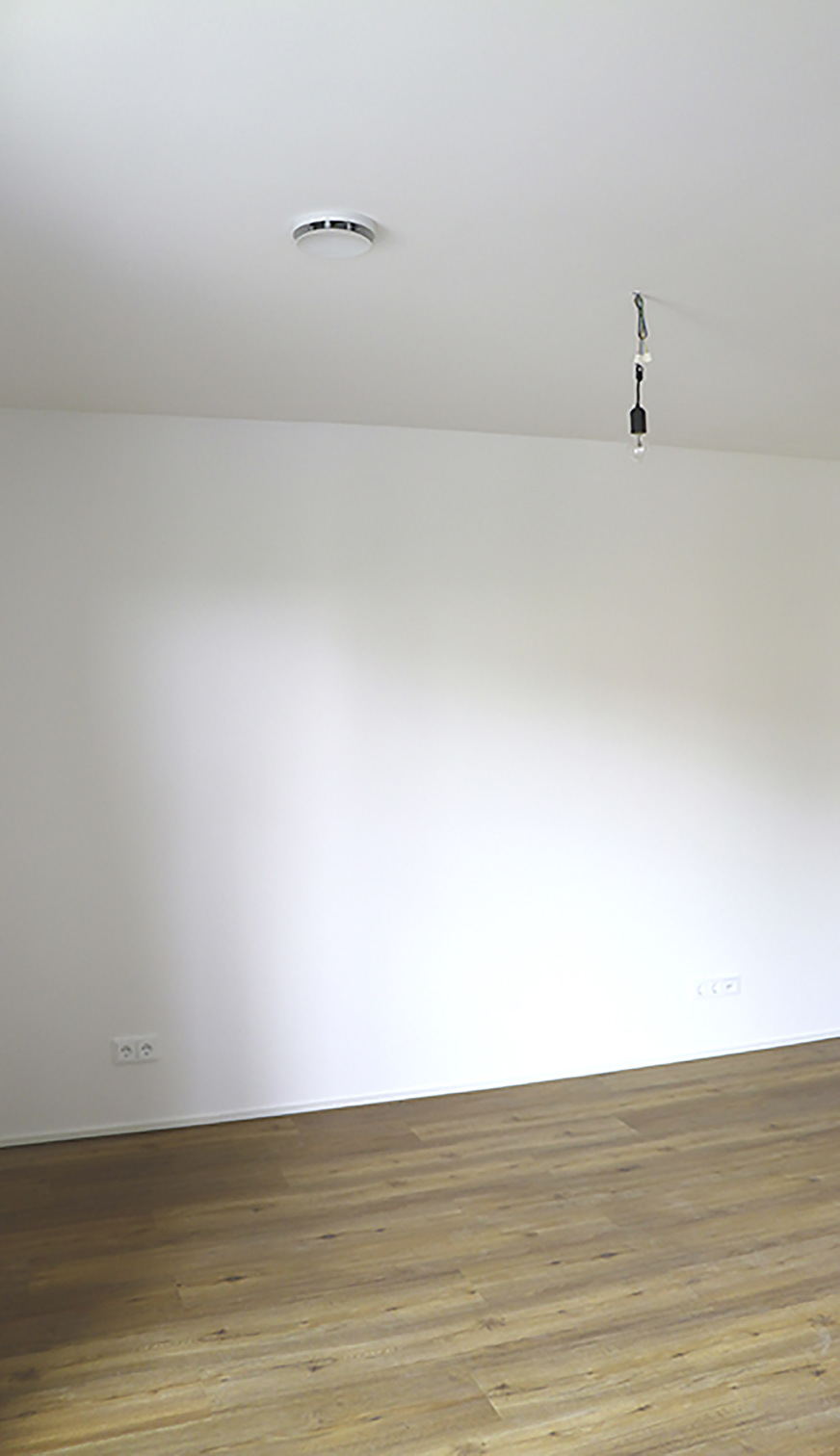 Das einzige sichtbare Detail der Box: Deckenintegrierte Tellerventile sind für die effiziente Luftverteilung in den Räumen zuständig.