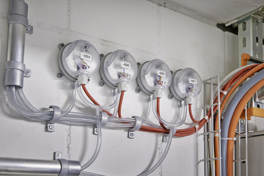 Drucksensoren messen die Druckverhältnisse im Sicherheitstreppenraum, damit das gerade benötigte Luftvolumen exakt zugeführt wird. Hier ist die redundante Ausführung unverzichtbar.