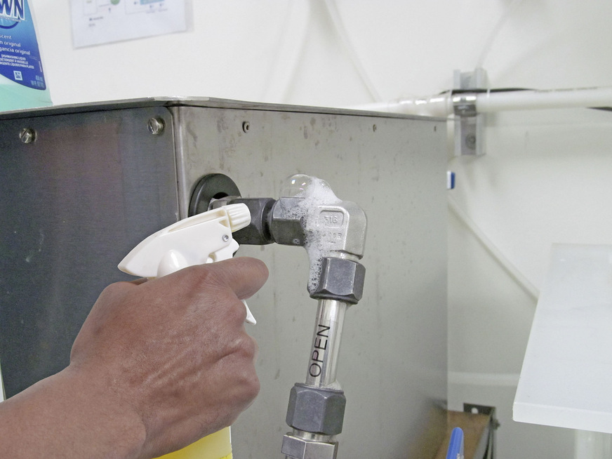 Schaumprüfung: Blasenbildung an einer Leckstelle.